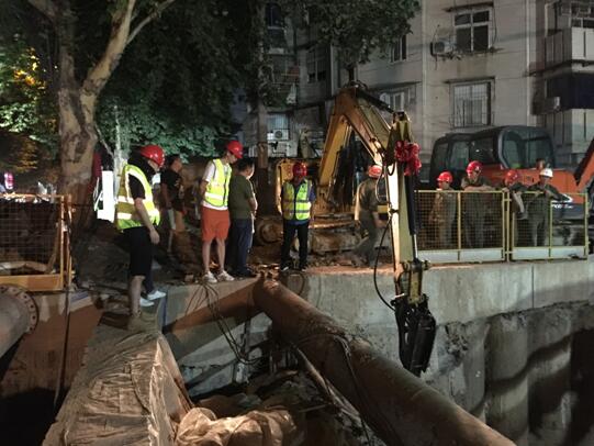 管道工程公司组织开展雅安街南湖路抢修任务
