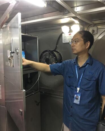 不惧闷热潮湿 自动化工程公司赵均坚守职责维护设备