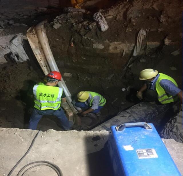 战高温 斗酷暑 保供水 保安全——地铁七号线一期秦园中路匝道供水管道迁改工程