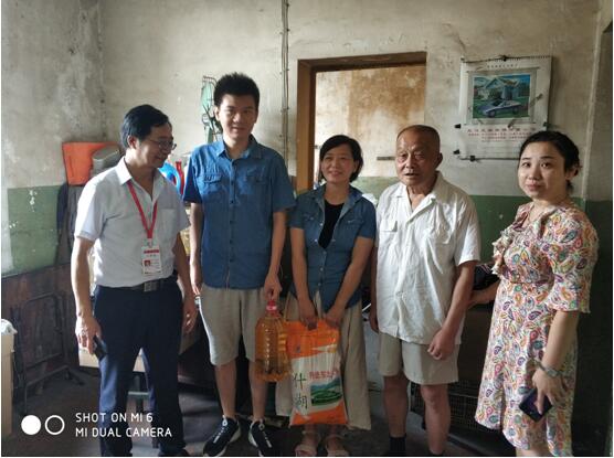 慰问孤寡老人 共建美好家园