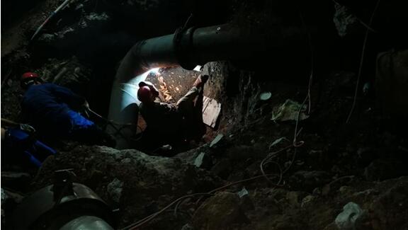 甘洒汗水 换清凉--记《地铁轨道交通8号线二期马房山站DN800管道迁改工程》停水并网施工