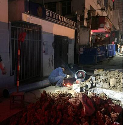 甘洒汗水 换清凉--记《地铁轨道交通8号线二期马房山站DN800管道迁改工程》停水并网施工
