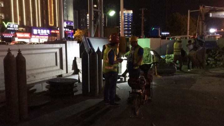 连夜奋战保供水 配合地铁保通车