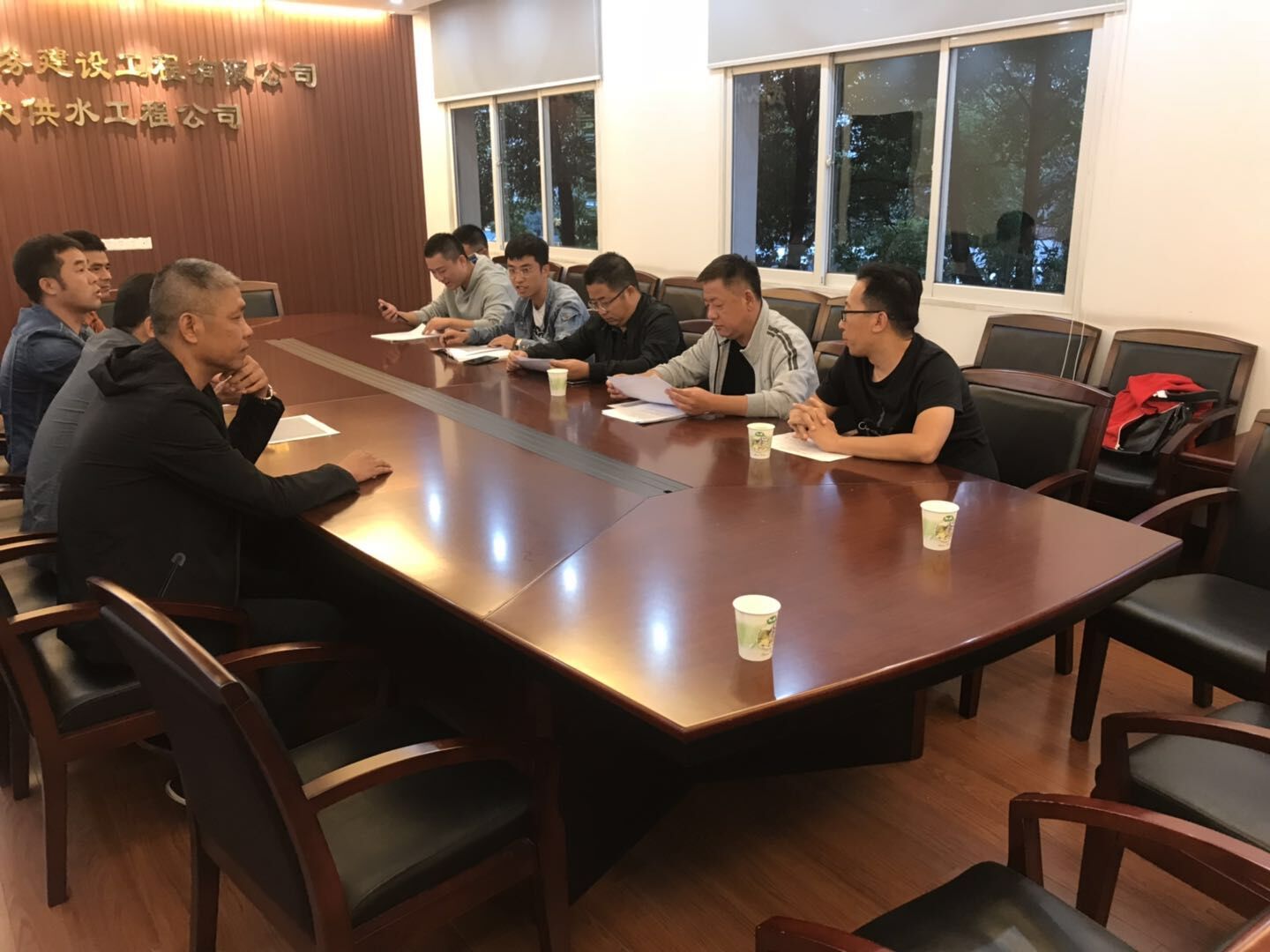 东湖高新供水公司与二次供水工程公司就地铁2号线南延线回迁工程举行会商