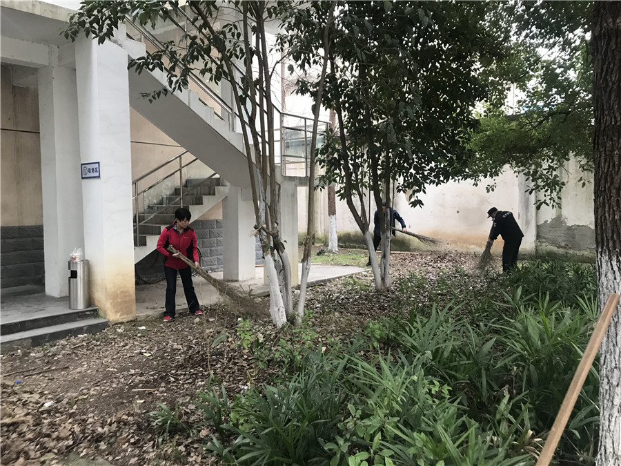 喜迎军运当好东道主 市政工程公司清洁家园在行动