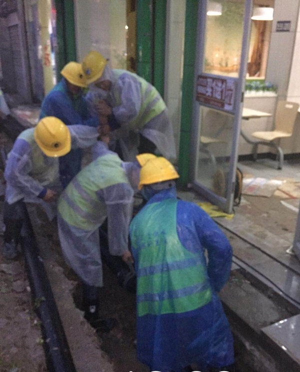 改造分公司圆满完成鹦鹉大道大三合院沿街管道安装任务