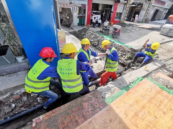 改造分公司圆满完成鹦鹉大道大三合院沿街管道安装任务
