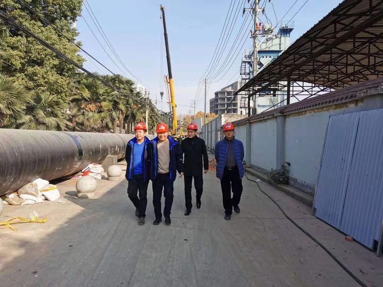 工程公司经理检查平湖门水厂功能调整管道工程