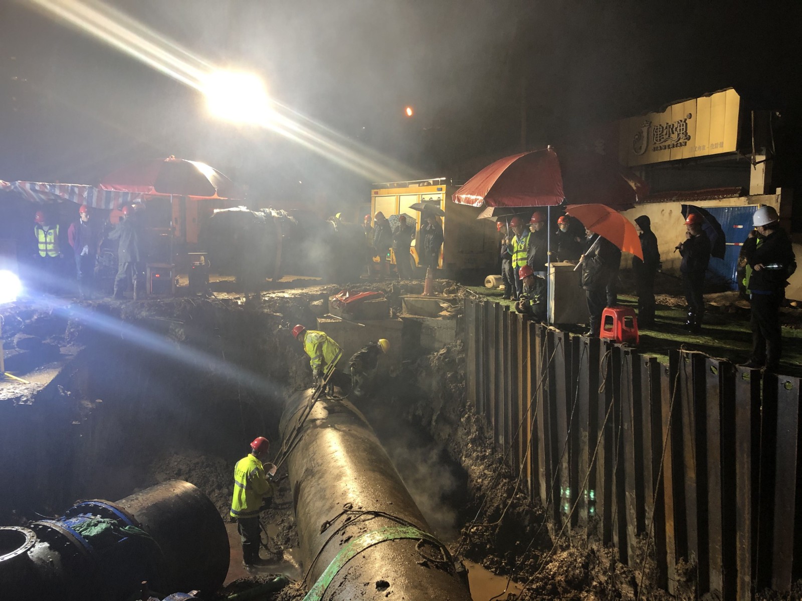 管道工程公司完成地铁五号线一期杨园站DN1400供水管道临时迁改工程停水施工