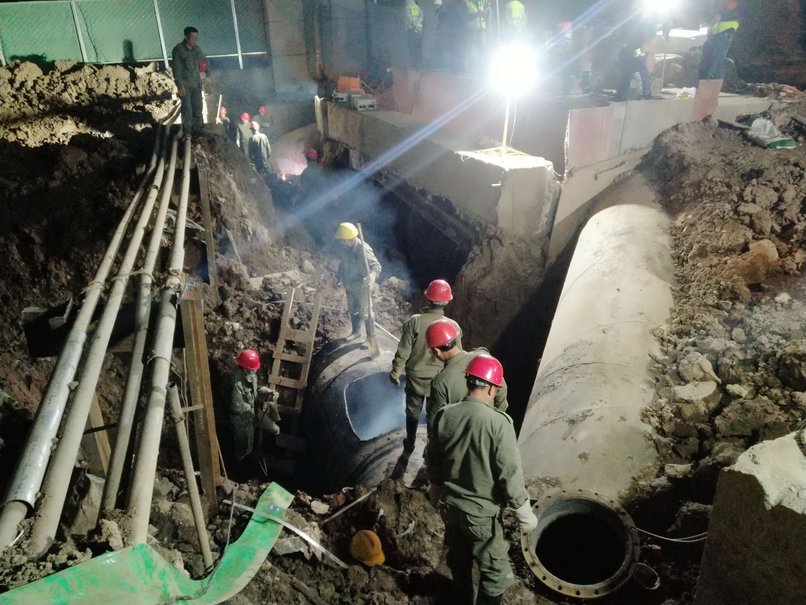 黄家湖污水处理厂三期扩建工程尾水箱涵段DN1600自来水管线迁改工程顺利完工