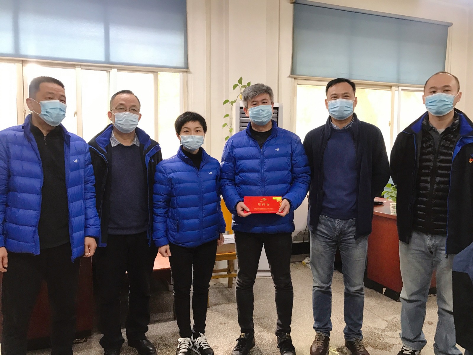 集团公司副总经理、工程公司董事长王江平一行慰问困难党员