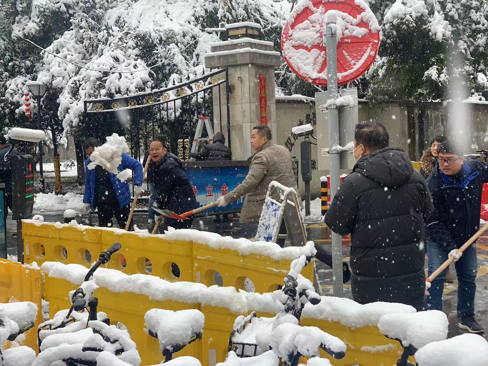 市政工程公司组织全体职工清扫积雪